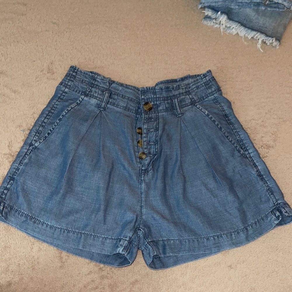 American Eagle cute dressy shorts. material is soft and thin!